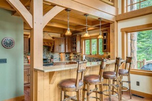 Fridge, microwave, oven, stovetop - Norge Haus - Riverfront Extraordinary Home (Leavenworth)