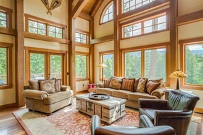 Een televisie en een open haard