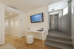 A modern bathroom with a shower, a toilet, and a sink. - Asisium Boutique Hotel (Assisi)
