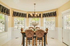 Dining - Heavenly Heights - Sweeping Territorial Views (Leavenworth)