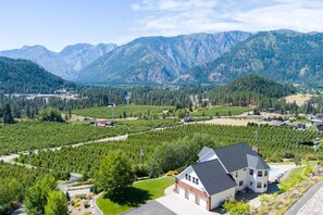 Exterior - Heavenly Heights - Sweeping Territorial Views (Leavenworth)