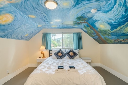 Artistic Hideaway: Relax, Play & Unwind in Style