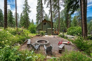 Property grounds - Feather and Pine - Darling Cabin In Serene Setting (Leavenworth)