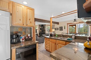 Fridge, microwave, oven, stovetop - Feather and Pine - Darling Cabin In Serene Setting (Leavenworth)