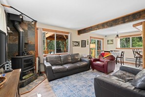 TV, fireplace - Feather and Pine - Darling Cabin In Serene Setting (Leavenworth)