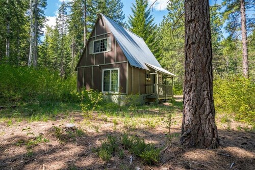 Cozy 2BR cabin in Plain/Lake Wenatchee with fireplace, AC, and parking. Pet-friendly