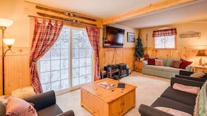 A cozy cabin interior with a wooden interior, a fireplace, a television, and a sofa. - Cozy 2BR cabin in Plain/Lake Wenatchee with fireplace, AC, and parking. Pet-friendly (Leavenworth)