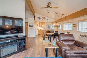 Smart TV, fireplace