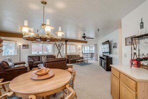 TV, fireplace, DVD player - Wolfgang Downtown Suites #32 - Right in Town (Leavenworth)