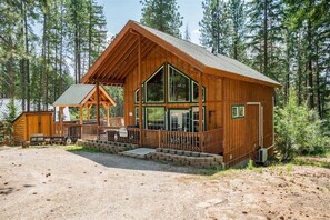 Exterior - Base Camp Lodge - First-Rate Adventure Base (Leavenworth)