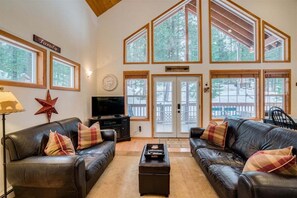 Smart TV - Base Camp Lodge - First-Rate Adventure Base (Leavenworth)