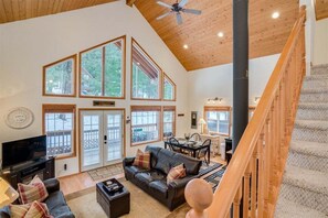 Smart TV - Base Camp Lodge - First-Rate Adventure Base (Leavenworth)