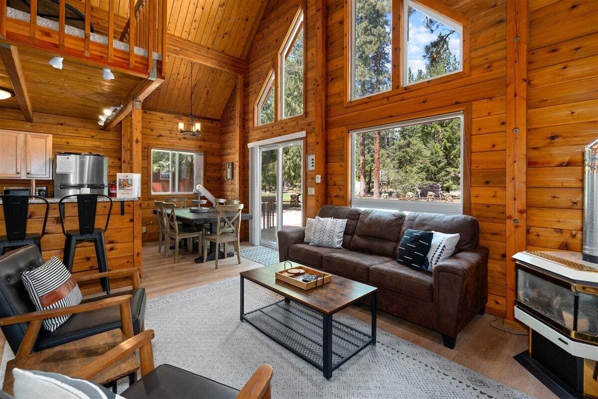 Televisión, chimenea, consola de videojuegos y reproductor de DVD 