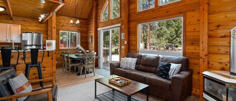 Fernseher, Kamin, Videospielkonsole, DVD-Player