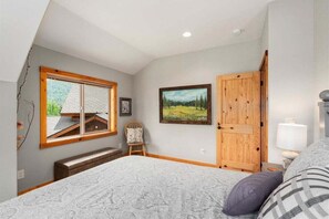 2 bedrooms, iron/ironing board, travel cot, free WiFi