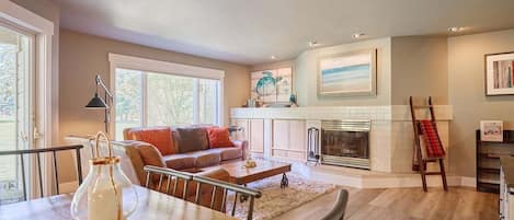 Een televisie, een open haard en een dvd-speler