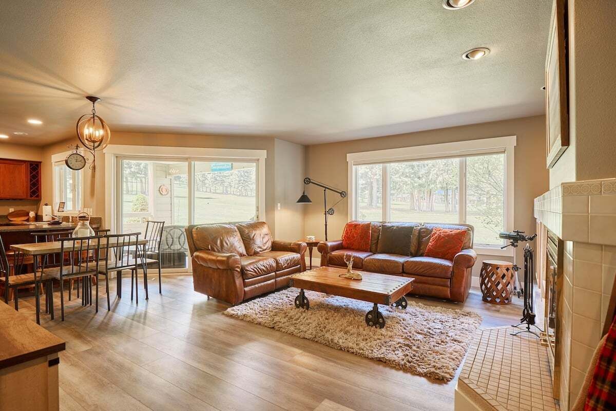 テレビ、暖炉、DVD プレーヤー