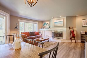 TV, fireplace, DVD player - The Shire - Ground Level Condo on the Greens (Leavenworth)