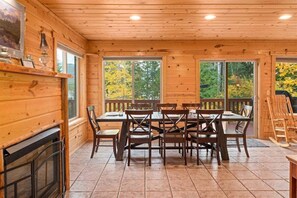 Dining - Hillside Home with  Lake Views! Dog Friendly (Leavenworth)