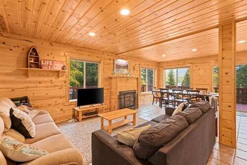 Dog-friendly hillside home with Peek a Boo Lake Views!  Great trails nearby. BBQ grill provided.