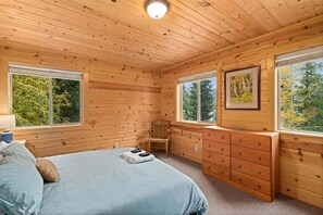 4 bedrooms, iron/ironing board, travel crib, free WiFi - Hillside Home with  Lake Views! Dog Friendly (Leavenworth)