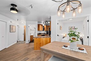 2 soverom, strykejern/-brett, reiseseng for barn og wi-fi (inkludert)