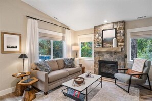 Smart TV, fireplace, Netflix, Hulu