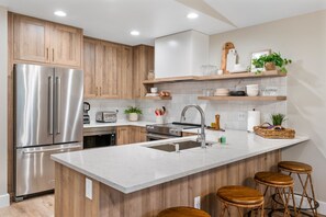 Fridge, microwave, oven, stovetop - Anna Mae`s Hideaway - Ethereal Accommodation (Leavenworth)