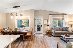 Dining - Anna Mae`s Hideaway - Ethereal Accommodation (Leavenworth)