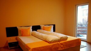 Une chambre à coucher avec un lit, une table de chevet et une fenêtre.