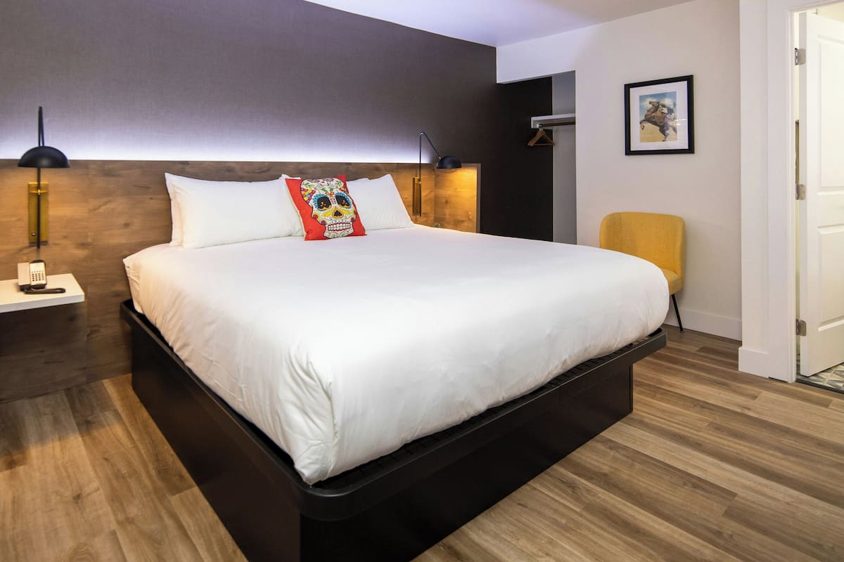 Betten mit Memory-Foam-Matratzen, Schreibtisch