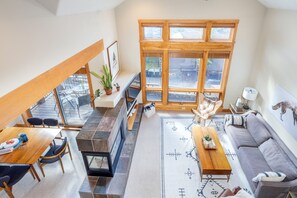 Smart-TV, Kamin, Arbeitsbereiche