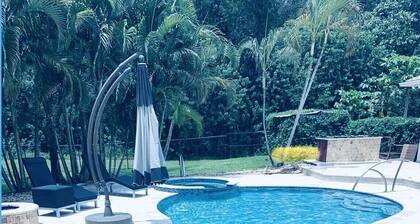 Lovely Private Cottage, less than 5 miles to the beach!!!