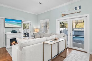 Smart TV, fireplace
