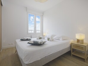 3 habitaciones, tabla de planchar con plancha, wifi y ropa de cama