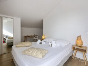 3 bedrooms, iron/ironing board, WiFi, bed sheets
