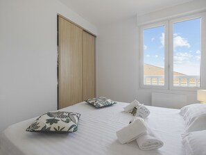 3 habitaciones, tabla de planchar con plancha, wifi y ropa de cama 