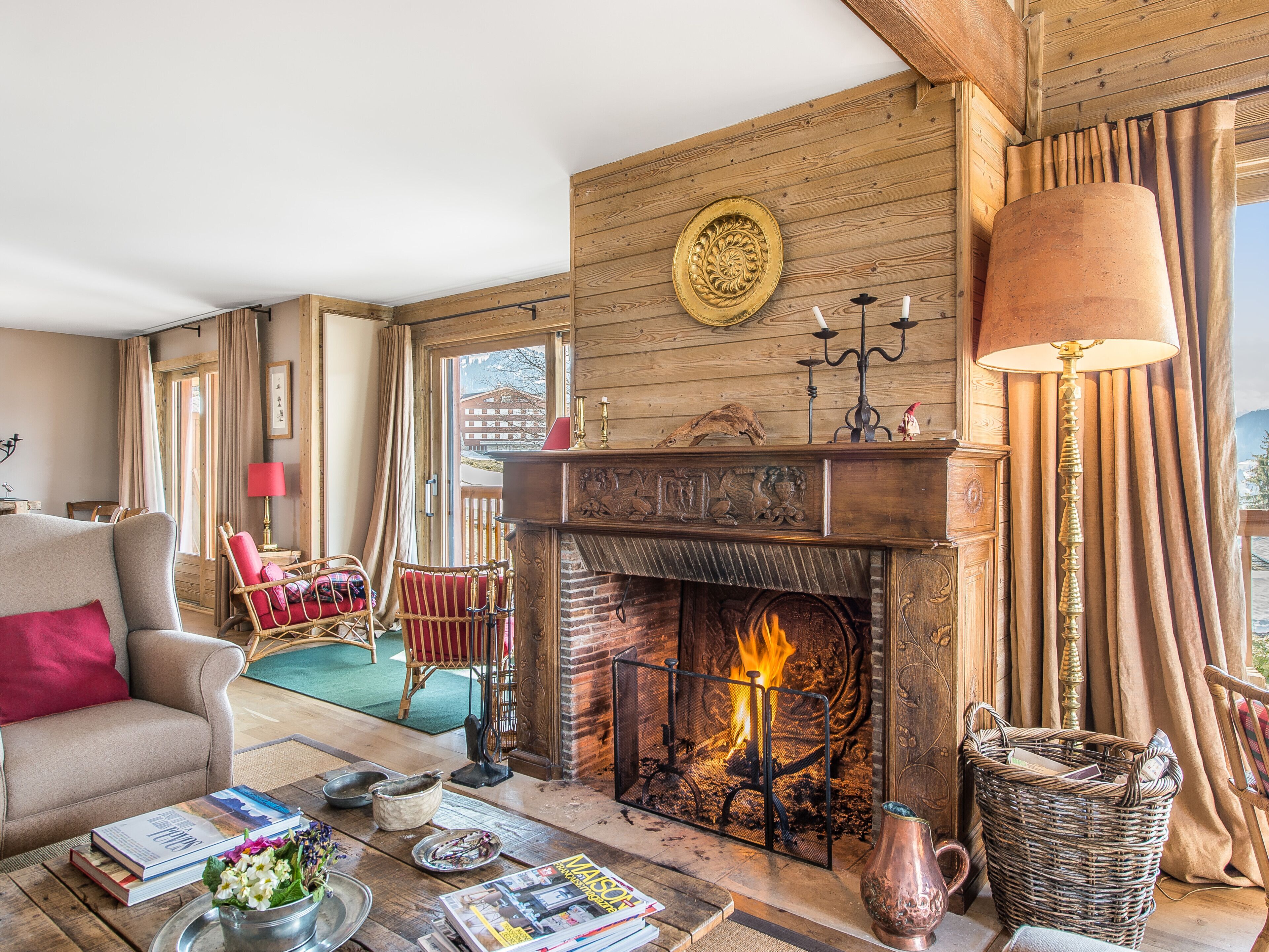 TV, peis, DVD-spiller og bøker