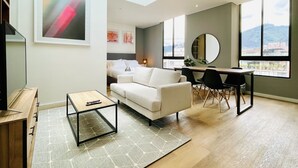 Studio (807) | Area keluarga | Smart TV, Netflix, dan layanan streaming