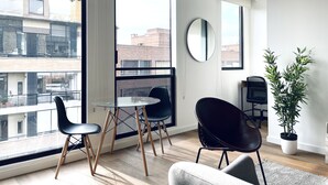 Studio (702) | Area keluarga | Smart TV, Netflix, dan layanan streaming