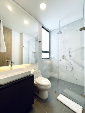 Estudio (708) | Baño | Regadera, toallas, jabón, shampoo