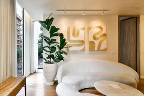 Apartment, 2 Bedrooms (201) | Living area | Smart TV, Netflix, streaming services - Kubik Apartments in Exclusive Virrey by Wynwood-House (Bogotá)