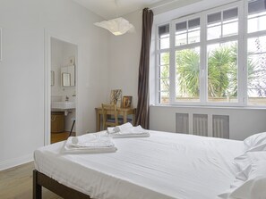 3 habitaciones, tabla de planchar con plancha, wifi y ropa de cama 