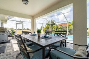 Outdoor dining - Luxury Cape Coral Retreat Pool, Hot Tub, Beautiful Outdoor Oasis & Pet Friendly (Cape Coral)