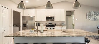 Luxury Cape Coral Retreat Pool, Hot Tub, Beautiful Outdoor Oasis & Pet Friendly