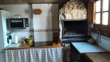 Frigorífico, microondas, placa de cocina y lavavajillas