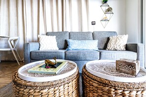 Smart-TV, Bücher, Videothek, Stereoanlage