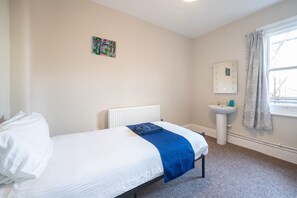 Comfort-Einzelzimmer, Gemeinschaftsbad | Badezimmer | Handtücher