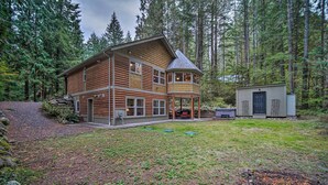 A log cabin with a turret, surrounded by a forest. - Peaceful Forest Retreat by Mt. Baker Slopes! (Deming)