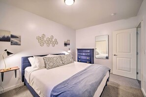 3 habitaciones, escritorio, tabla de planchar con plancha y internet